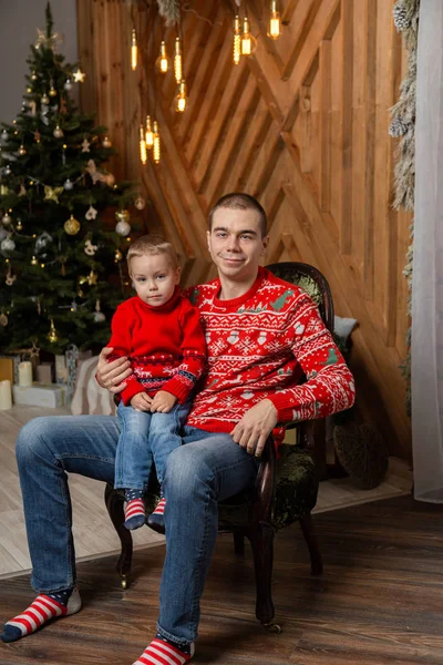 Glücklicher Mann mit Sohn im Neujahrsdekor. Frohe Weihnachten 2020. — Stockfoto