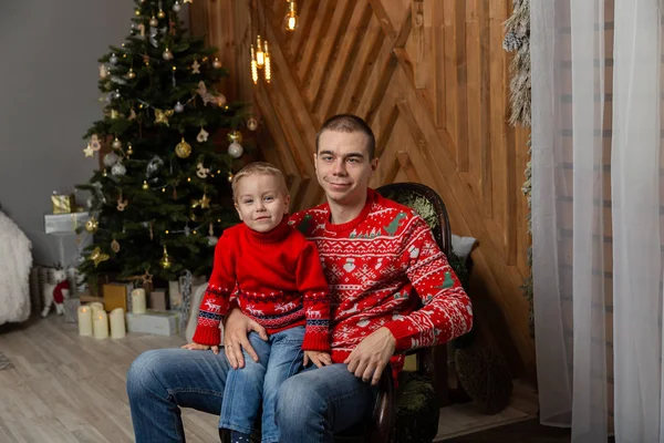 Glücklicher Mann mit Sohn im Neujahrsdekor. Frohe Weihnachten 2020. — Stockfoto