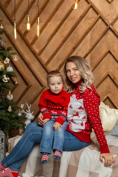 Mulher feliz bonita com seu filho em uma decoração de Ano Novo. Feliz Feliz Natal 2020 . — Fotografia de Stock