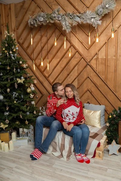 Belo casal feliz no amor na decoração de Natal para a noite de Natal. Feliz Feliz Natal 2020 . — Fotografia de Stock