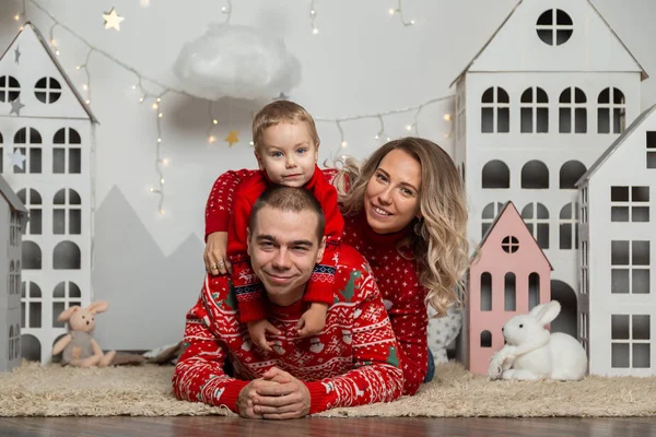 Bela família feliz de três em uma decoração de Ano Novo. Feliz Feliz Natal 2020 . — Fotografia de Stock