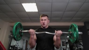 Profesyonel atlet halter pazılarını eğitir..