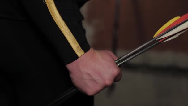 Сильна рука людини зі стрілками для лука . — стокове відео