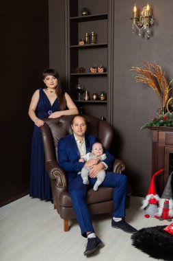 Güzel, mutlu bir aile, parlak bir fotoğraf alanında..