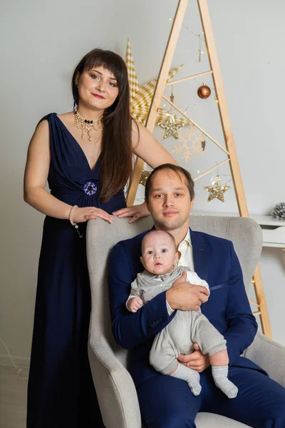 Belle famille heureuse de trois personnes la veille du Nouvel An. Réunion de Noël 2020 . — Photo