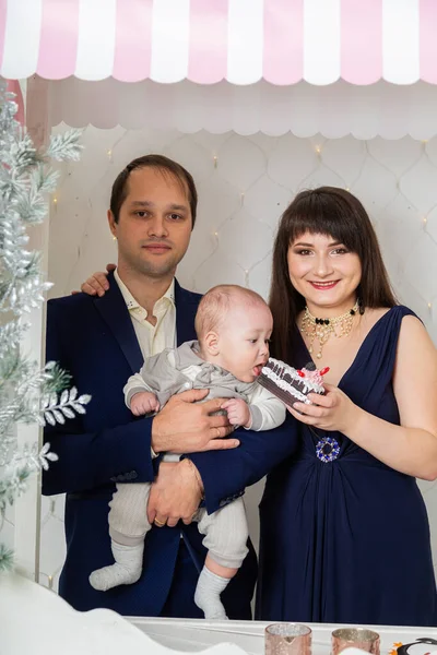 Schöne glückliche dreiköpfige Familie an Silvester. Weihnachtstreffen 2020. — Stockfoto