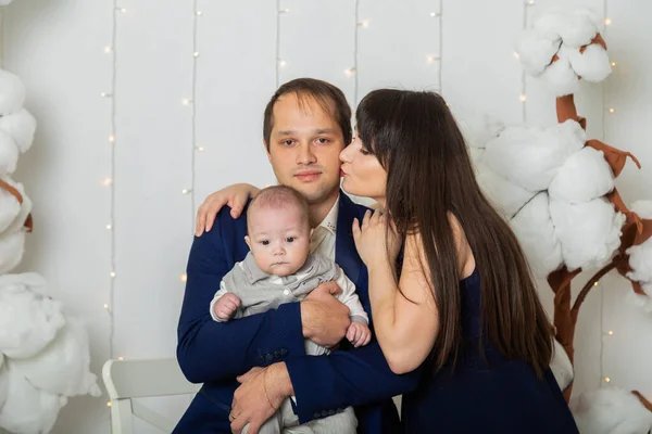 Bela família feliz em uma área fotográfica brilhante . — Fotografia de Stock