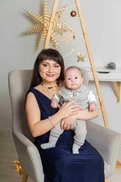 Mãe bonita e feliz com um pequeno filho no ano novo. Reunião de Natal 2020 . — Fotografia de Stock