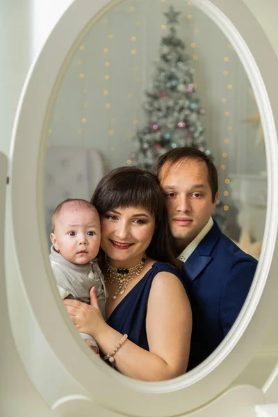 Hermosa familia feliz de tres en la víspera de Año Nuevo. Reunión de Navidad 2020 . — Foto de Stock