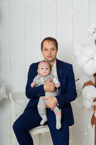 Pai feliz com um filho pequeno em seus braços . — Fotografia de Stock