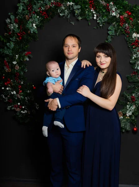 Belle famille heureuse de trois personnes la veille du Nouvel An. Réunion de Noël 2020 . — Photo
