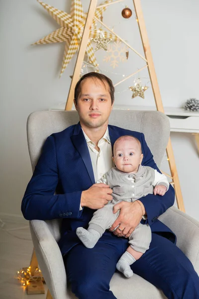 Glücklicher Vater mit kleinem Sohn im Arm. — Stockfoto