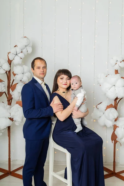 Bela família feliz em uma área fotográfica brilhante . — Fotografia de Stock