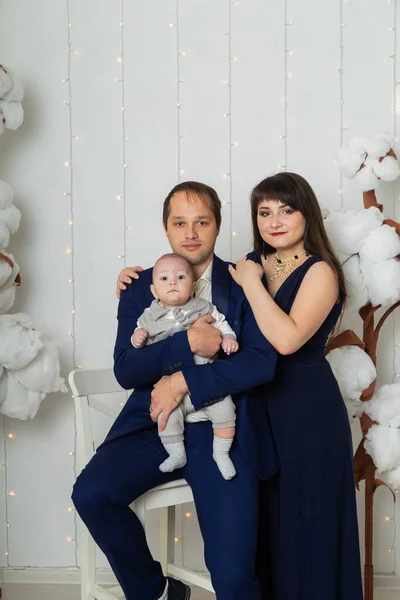 Hermosa familia feliz en un área de fotos brillantes . — Foto de Stock