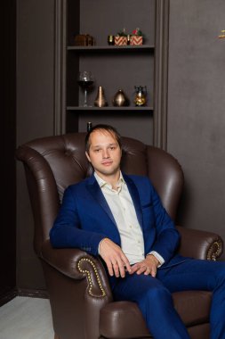 Deri koltuğu ve özel iç döşemesi olan ciddi bir iş adamı..