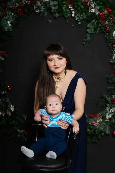 Mãe bonita e feliz com um pequeno filho no ano novo. Reunião de Natal 2020 . — Fotografia de Stock