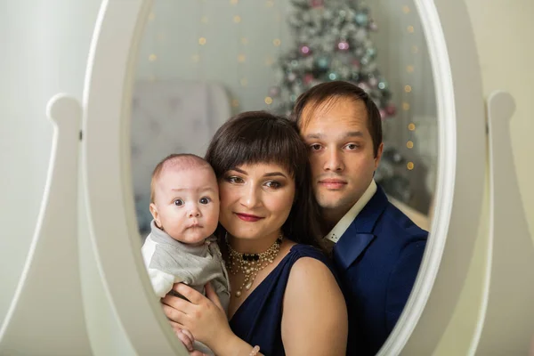 Hermosa familia feliz de tres en la víspera de Año Nuevo. Reunión de Navidad 2020 . — Foto de Stock