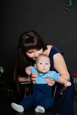 Yeni yılda küçük bir oğlu olan güzel ve mutlu bir anne. Noel toplantısı 2020.