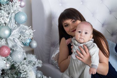 Yeni yılda küçük bir oğlu olan güzel ve mutlu bir anne. Noel toplantısı 2020.