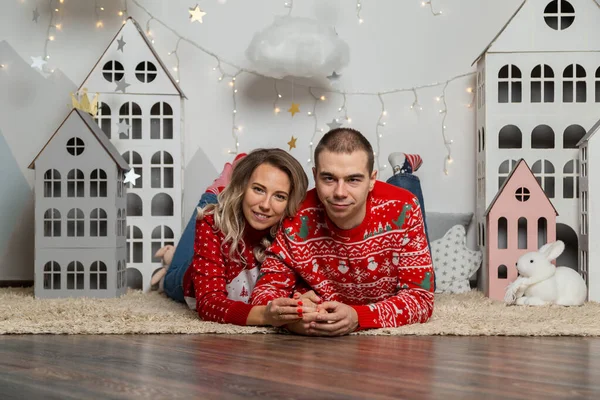 Belo casal feliz no amor na decoração de Natal para a noite de Natal. Feliz Feliz Natal 2020 . — Fotografia de Stock