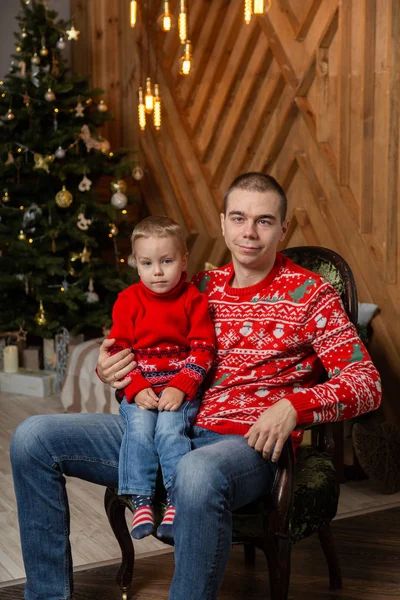 Glücklicher Mann mit Sohn im Neujahrsdekor. Frohe Weihnachten 2020. — Stockfoto