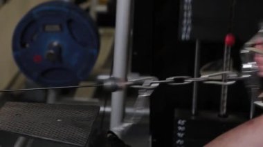 Güçlü atlet kaldırma egzersizini bir blokta yapıyor..