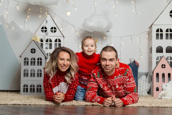 Bela família feliz de três em uma decoração de Ano Novo. Feliz Feliz Natal 2020 . — Fotografia de Stock