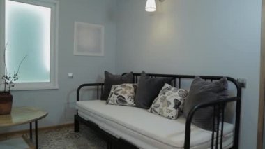 Ev içinde modern bir kanepe..