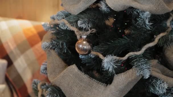 Mooie moderne kerstboom in het interieur. — Stockvideo