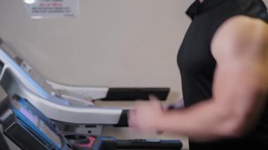 Koşu bandında profesyonel atlet eğitimi.