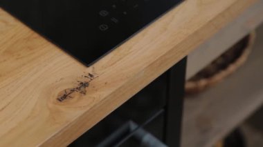 Ahşap bir atölyede çağdaş bir hob.