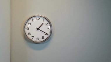 Evdeki duvarda modern kuvars saati.