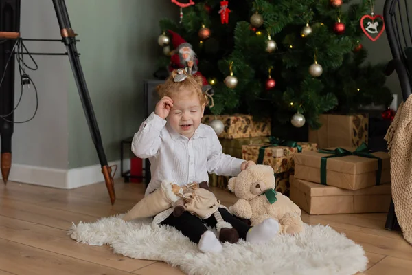 Menina bonita em um quarto de Ano Novo no Natal. Feliz Natal 2020 . — Fotografia de Stock