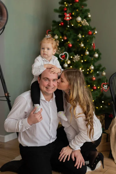 Hermosa familia feliz en el árbol de Año Nuevo . — Foto de Stock