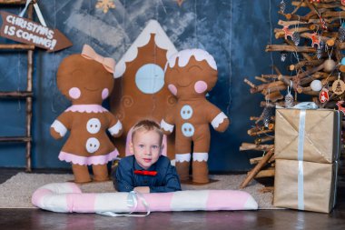 Yeni yıl dekorunda mutlu bir çocuk. Yeni Yıl 2020.