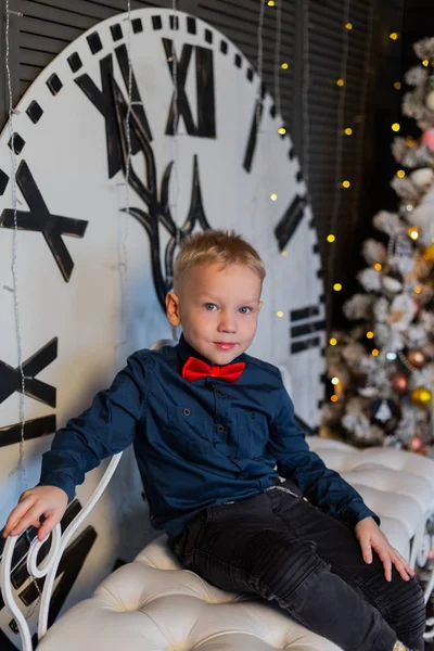 Щасливий хлопчик в новорічному декорі. Новий рік 2020 . — стокове фото