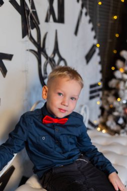 Yeni yıl dekorunda mutlu bir çocuk. Yeni Yıl 2020.