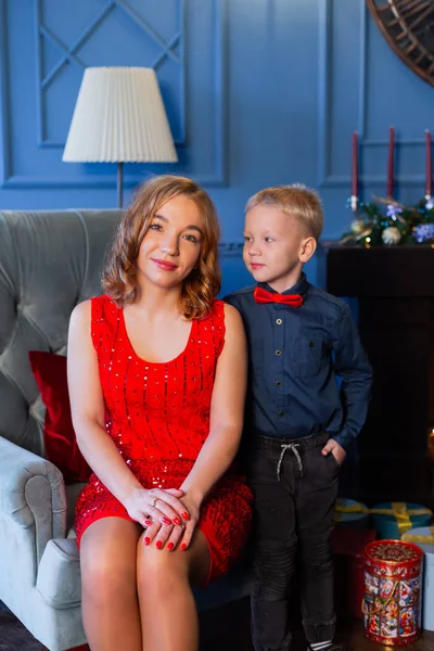 Glücklicher Junge mit Mama im Neujahrsdekor. — Stockfoto