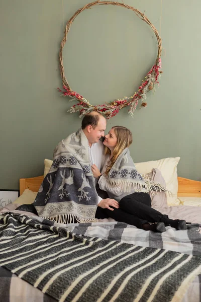 Szczęśliwi kochankowie na łóżku w pokoju sylwestrowym. Wesołych Świąt 2020. — Zdjęcie stockowe