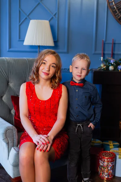 Garçon heureux avec maman dans le décor du Nouvel An . — Photo