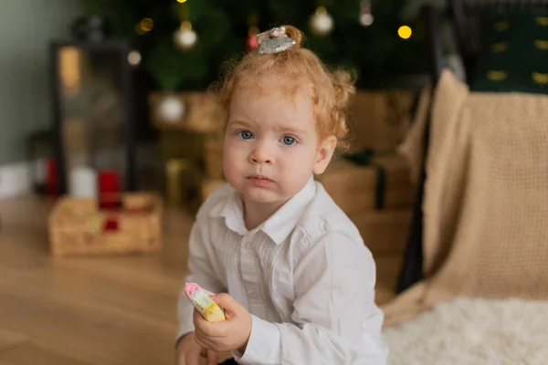 Красивая маленькая девочка в новогодней комнате на Рождество. Счастливого Рождества-2020 . — стоковое фото