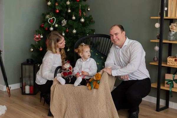 Schöne glückliche Familie am Neujahrsbaum. — Stockfoto