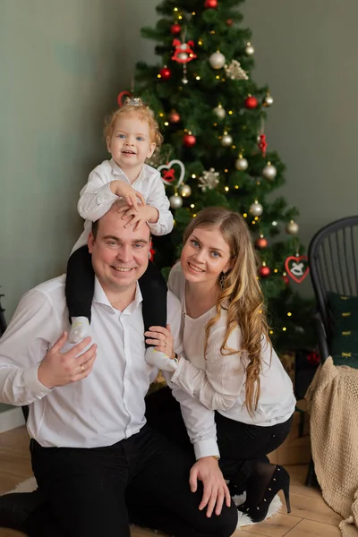 Bela família feliz na árvore de Ano Novo . — Fotografia de Stock