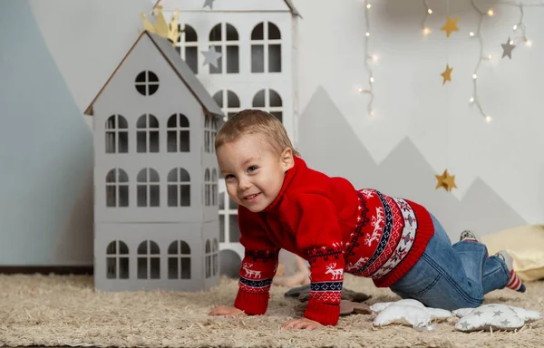 Прекрасний щасливий хлопчик в новорічному декорі. Щасливого Різдва 2020 . — стокове фото