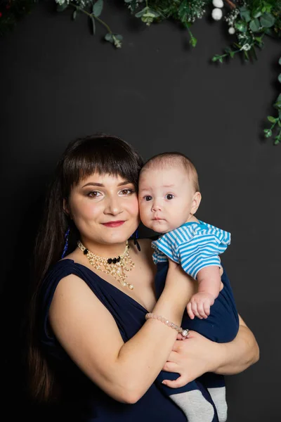 Mãe bonita e feliz com um pequeno filho no ano novo. Reunião de Natal 2020 . — Fotografia de Stock