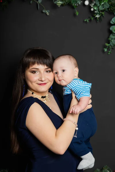 Mãe bonita e feliz com um pequeno filho no ano novo. Reunião de Natal 2020 . — Fotografia de Stock