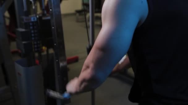 Professionele atleet treinen triceps op het blok. — Stockvideo