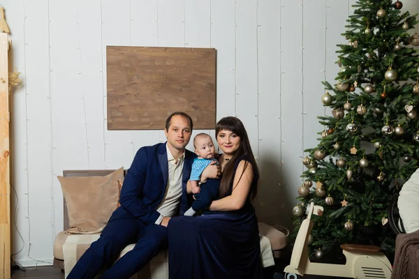 Bela família feliz de três na véspera de Ano Novo. Reunião de Natal 2020 . — Fotografia de Stock