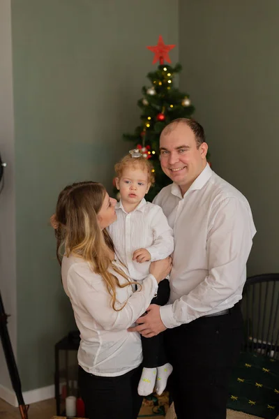 Bela família feliz na árvore de Ano Novo . — Fotografia de Stock