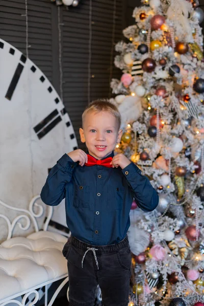 Щасливий хлопчик в новорічному декорі. Новий рік 2020 . — стокове фото